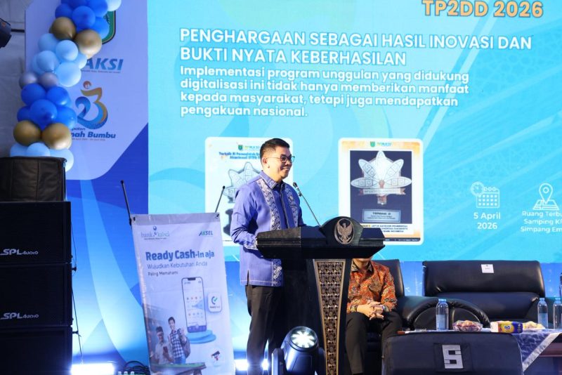Bupati Tanah Bumbu, Andi Rudi Latif, menyampaikan sambutan saat High Level Meeting (HLM) TP2DD 2026 di Mini Stage EXPO Tanbu, Simpang Empat, Minggu (05/04/2026)