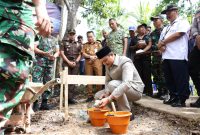 Ketua DPRD Tanah Bumbu, Andrean Atma Maulani, melakukan peletakan batu pertama saat ground breaking pembangunan Jembatan Garuda Kodam XXII/Tambun Bungai di Desa Kampung Baru, Kecamatan Kusan Hilir, Senin (06/04/2026).