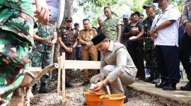 Ketua DPRD Tanah Bumbu, Andrean Atma Maulani, melakukan peletakan batu pertama saat ground breaking pembangunan Jembatan Garuda Kodam XXII/Tambun Bungai di Desa Kampung Baru, Kecamatan Kusan Hilir, Senin (06/04/2026).
