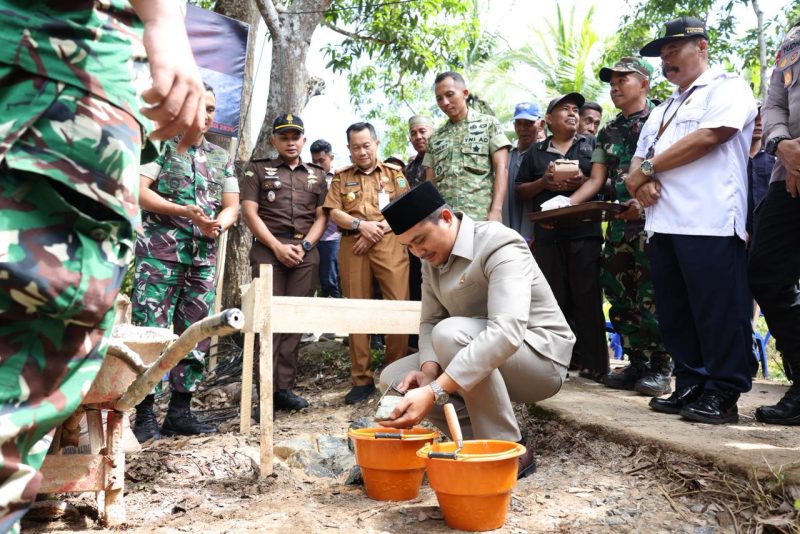 Ketua DPRD Tanah Bumbu, Andrean Atma Maulani, melakukan peletakan batu pertama saat ground breaking pembangunan Jembatan Garuda Kodam XXII/Tambun Bungai di Desa Kampung Baru, Kecamatan Kusan Hilir, Senin (06/04/2026).