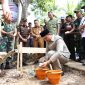 Ketua DPRD Tanah Bumbu, Andrean Atma Maulani, melakukan peletakan batu pertama saat ground breaking pembangunan Jembatan Garuda Kodam XXII/Tambun Bungai di Desa Kampung Baru, Kecamatan Kusan Hilir, Senin (06/04/2026).