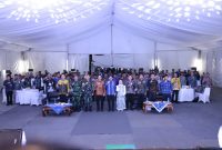 Ketua DPRD Tanah Bumbu, Andrean Atma Maulani, bersama Bupati Tanah Bumbu Andi Rudi Latif dan jajaran pemerintah daerah serta unsur TNI/Polri berfoto bersama usai menghadiri High Level Meeting (HLM) TP2DD Tahun 2026 di Mini Stage EXPO Tanbu, Simpang Empat, Minggu (05/04/2026).