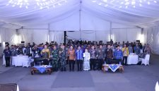 Ketua DPRD Tanah Bumbu, Andrean Atma Maulani, bersama Bupati Tanah Bumbu Andi Rudi Latif dan jajaran pemerintah daerah serta unsur TNI/Polri berfoto bersama usai menghadiri High Level Meeting (HLM) TP2DD Tahun 2026 di Mini Stage EXPO Tanbu, Simpang Empat, Minggu (05/04/2026).