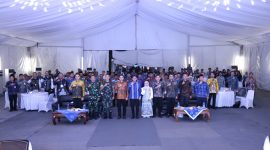 Ketua DPRD Tanah Bumbu, Andrean Atma Maulani, bersama Bupati Tanah Bumbu Andi Rudi Latif dan jajaran pemerintah daerah serta unsur TNI/Polri berfoto bersama usai menghadiri High Level Meeting (HLM) TP2DD Tahun 2026 di Mini Stage EXPO Tanbu, Simpang Empat, Minggu (05/04/2026).