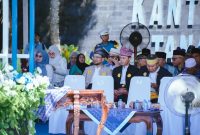 Wakil Ketua DPRD Tanah Bumbu H. Syabani Rasul (tengah) bersama sejumlah tamu undangan menghadiri apel peringatan Hari Jadi ke-23 Kabupaten Tanah Bumbu di halaman Kantor Bupati, Rabu (08/04/2026).
