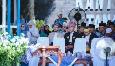 Wakil Ketua DPRD Tanah Bumbu H. Syabani Rasul (tengah) bersama sejumlah tamu undangan menghadiri apel peringatan Hari Jadi ke-23 Kabupaten Tanah Bumbu di halaman Kantor Bupati, Rabu (08/04/2026).