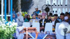 Wakil Ketua DPRD Tanah Bumbu H. Syabani Rasul (tengah) bersama sejumlah tamu undangan menghadiri apel peringatan Hari Jadi ke-23 Kabupaten Tanah Bumbu di halaman Kantor Bupati, Rabu (08/04/2026).