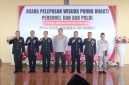 Kapolres Tanah Bumbu bersama enam personel dan ASN Polri yang memasuki masa purna bhakti usai prosesi pelepasan di Joglo Wicaksana Laghawa, Jumat (10/4/2026).