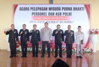 Kapolres Tanah Bumbu bersama enam personel dan ASN Polri yang memasuki masa purna bhakti usai prosesi pelepasan di Joglo Wicaksana Laghawa, Jumat (10/4/2026).