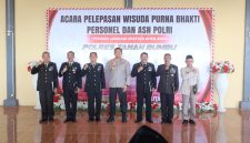 Kapolres Tanah Bumbu bersama enam personel dan ASN Polri yang memasuki masa purna bhakti usai prosesi pelepasan di Joglo Wicaksana Laghawa, Jumat (10/4/2026).