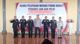 Kapolres Tanah Bumbu bersama enam personel dan ASN Polri yang memasuki masa purna bhakti usai prosesi pelepasan di Joglo Wicaksana Laghawa, Jumat (10/4/2026).