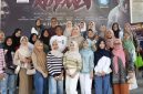 Wakil Bupati Tanah Laut H. Zazuli bersama Ketua GOW Tala Hj. Wiwi Zazuli berfoto bersama masyarakat dan para penonton usai kegiatan nonton bareng (nobar) film “Kuyang” di Gedung Balairung Tuntung Pandang, Sabtu (11/04/2026). Foto : Prokopimtala