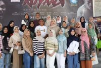 Wakil Bupati Tanah Laut H. Zazuli bersama Ketua GOW Tala Hj. Wiwi Zazuli berfoto bersama masyarakat dan para penonton usai kegiatan nonton bareng (nobar) film “Kuyang” di Gedung Balairung Tuntung Pandang, Sabtu (11/04/2026). Foto : Prokopimtala