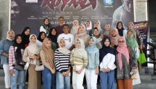 Wakil Bupati Tanah Laut H. Zazuli bersama Ketua GOW Tala Hj. Wiwi Zazuli berfoto bersama masyarakat dan para penonton usai kegiatan nonton bareng (nobar) film “Kuyang” di Gedung Balairung Tuntung Pandang, Sabtu (11/04/2026). Foto : Prokopimtala