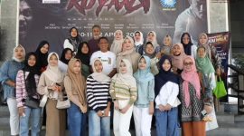 Wakil Bupati Tanah Laut H. Zazuli bersama Ketua GOW Tala Hj. Wiwi Zazuli berfoto bersama masyarakat dan para penonton usai kegiatan nonton bareng (nobar) film “Kuyang” di Gedung Balairung Tuntung Pandang, Sabtu (11/04/2026). Foto : Prokopimtala