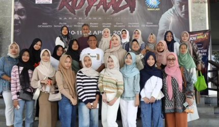 Wakil Bupati Tanah Laut H. Zazuli bersama Ketua GOW Tala Hj. Wiwi Zazuli berfoto bersama masyarakat dan para penonton usai kegiatan nonton bareng (nobar) film “Kuyang” di Gedung Balairung Tuntung Pandang, Sabtu (11/04/2026). Foto : Prokopimtala