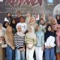 Wakil Bupati Tanah Laut H. Zazuli bersama Ketua GOW Tala Hj. Wiwi Zazuli berfoto bersama masyarakat dan para penonton usai kegiatan nonton bareng (nobar) film “Kuyang” di Gedung Balairung Tuntung Pandang, Sabtu (11/04/2026). Foto : Prokopimtala