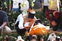 Bupati Tanah Bumbu Andi Rudi Latif bersama Kaka Slank dan sejumlah pejabat pusat serta daerah saat melakukan penanaman mangrove di Desa Muara Pagatan, Kecamatan Kusan Hilir, Minggu (12/04/2026).