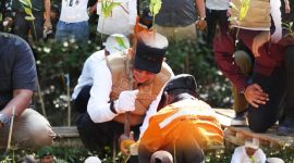 Bupati Tanah Bumbu Andi Rudi Latif bersama Kaka Slank dan sejumlah pejabat pusat serta daerah saat melakukan penanaman mangrove di Desa Muara Pagatan, Kecamatan Kusan Hilir, Minggu (12/04/2026).