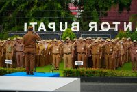 Apel gabungan yang dipimpin oleh Asisten Pemerintahan dan Kesejahteraan Rakyat Sekretariat Daerah Tanah Laut, Akhmad Hairin di halaman Kantor Bupati Tanah Laut, Senin (13/04/2026). Foto Istimewa