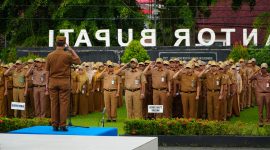 Apel gabungan yang dipimpin oleh Asisten Pemerintahan dan Kesejahteraan Rakyat Sekretariat Daerah Tanah Laut, Akhmad Hairin di halaman Kantor Bupati Tanah Laut, Senin (13/04/2026). Foto Istimewa