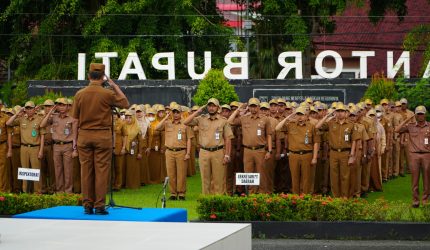 Apel gabungan yang dipimpin oleh Asisten Pemerintahan dan Kesejahteraan Rakyat Sekretariat Daerah Tanah Laut, Akhmad Hairin di halaman Kantor Bupati Tanah Laut, Senin (13/04/2026). Foto Istimewa