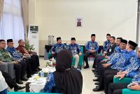 Wakil Bupati Tanah Laut H. M. Zazuli berbincang bersama jajaran pejabat dan panitia dalam suasana ramah tamah usai pembukaan MTQPN 2026, Festival Habsyi, dan Expo Politala di Tanah Laut, Senin (13/04/2026) / (Pelitanusantara.net/Diyan)