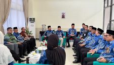 Wakil Bupati Tanah Laut H. M. Zazuli berbincang bersama jajaran pejabat dan panitia dalam suasana ramah tamah usai pembukaan MTQPN 2026, Festival Habsyi, dan Expo Politala di Tanah Laut, Senin (13/04/2026) / (Pelitanusantara.net/Diyan)