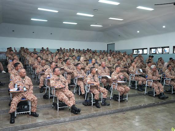 Sejumlah Kepala Desa se-Kabupaten Tanah Laut tampak khusyuk menyimak paparan materi dari dosen IPDN dalam sesi kelas retret kepemimpinan di Jatinangor, Selasa (14/04/2026). Foto : Humas Pmd