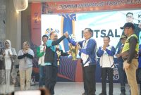 Penyerahan trofi juara umum PORDA PERPAMSI Kalimantan Selatan 2026 kepada perwakilan PT Air Minum Bersujud pada penutupan kegiatan di Tanah Bumbu, usai sukses menjadi tuan rumah sekaligus meraih gelar juara umum.