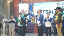 Penyerahan trofi juara umum PORDA PERPAMSI Kalimantan Selatan 2026 kepada perwakilan PT Air Minum Bersujud pada penutupan kegiatan di Tanah Bumbu, usai sukses menjadi tuan rumah sekaligus meraih gelar juara umum.