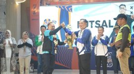 Penyerahan trofi juara umum PORDA PERPAMSI Kalimantan Selatan 2026 kepada perwakilan PT Air Minum Bersujud pada penutupan kegiatan di Tanah Bumbu, usai sukses menjadi tuan rumah sekaligus meraih gelar juara umum.