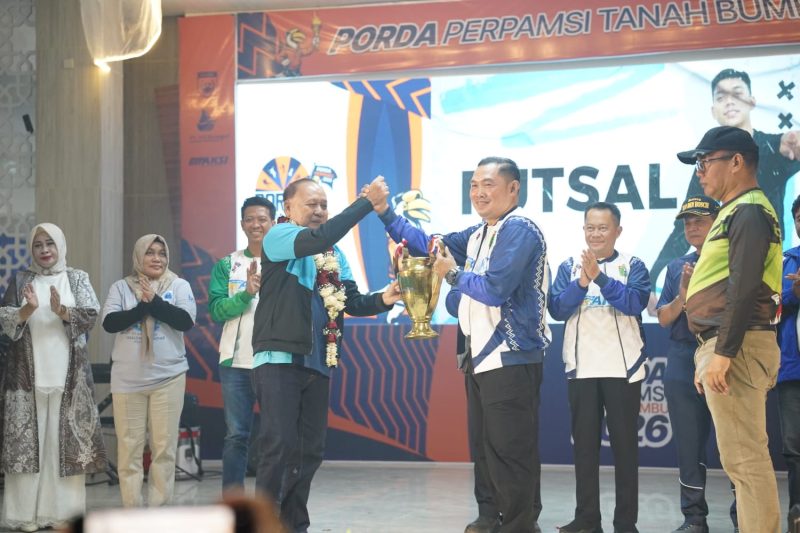 Penyerahan trofi juara umum PORDA PERPAMSI Kalimantan Selatan 2026 kepada perwakilan PT Air Minum Bersujud pada penutupan kegiatan di Tanah Bumbu, usai sukses menjadi tuan rumah sekaligus meraih gelar juara umum.