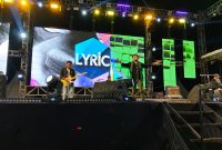 Penampilan Lyric Band asal Banjarmasin saat menghibur penonton di Pesta Pantai Pagatan Mappanre Ri Tasi’e 2026 di Kecamatan Kusan Hilir, Tanah Bumbu, Minggu (19/04/2026) malam.