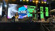 Penampilan Lyric Band asal Banjarmasin saat menghibur penonton di Pesta Pantai Pagatan Mappanre Ri Tasi’e 2026 di Kecamatan Kusan Hilir, Tanah Bumbu, Minggu (19/04/2026) malam.