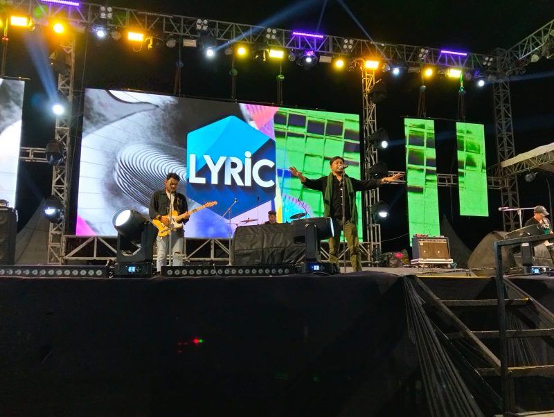 Penampilan Lyric Band asal Banjarmasin saat menghibur penonton di Pesta Pantai Pagatan Mappanre Ri Tasi’e 2026 di Kecamatan Kusan Hilir, Tanah Bumbu, Minggu (19/04/2026) malam.