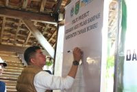 Bupati Tanah Bumbu, Andi Rudi Latif, menandatangani papan pencanangan Pilot Project Gerakan Aksi Pilah Sampah Kabupaten Tanah Bumbu pada peringatan Hari Jadi ke-23 dan Hari Bumi 2026 di Simpang Empat, Sabtu (25/04/2026).