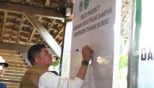 Bupati Tanah Bumbu, Andi Rudi Latif, menandatangani papan pencanangan Pilot Project Gerakan Aksi Pilah Sampah Kabupaten Tanah Bumbu pada peringatan Hari Jadi ke-23 dan Hari Bumi 2026 di Simpang Empat, Sabtu (25/04/2026).