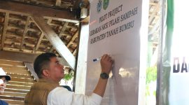 Bupati Tanah Bumbu, Andi Rudi Latif, menandatangani papan pencanangan Pilot Project Gerakan Aksi Pilah Sampah Kabupaten Tanah Bumbu pada peringatan Hari Jadi ke-23 dan Hari Bumi 2026 di Simpang Empat, Sabtu (25/04/2026).