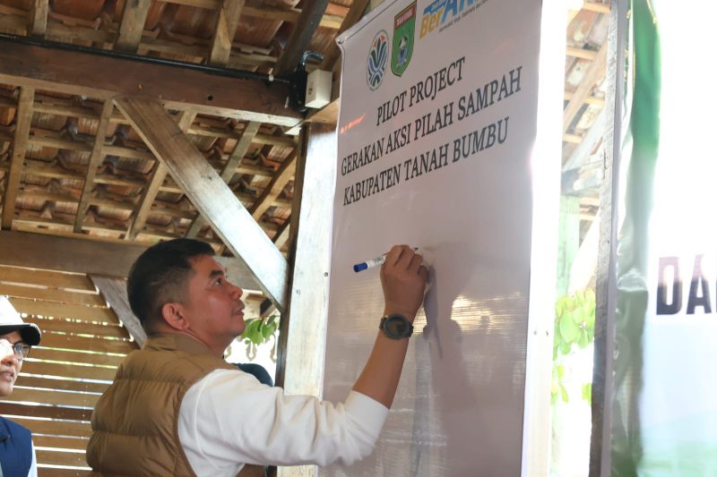 Bupati Tanah Bumbu, Andi Rudi Latif, menandatangani papan pencanangan Pilot Project Gerakan Aksi Pilah Sampah Kabupaten Tanah Bumbu pada peringatan Hari Jadi ke-23 dan Hari Bumi 2026 di Simpang Empat, Sabtu (25/04/2026).