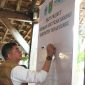 Bupati Tanah Bumbu, Andi Rudi Latif, menandatangani papan pencanangan Pilot Project Gerakan Aksi Pilah Sampah Kabupaten Tanah Bumbu pada peringatan Hari Jadi ke-23 dan Hari Bumi 2026 di Simpang Empat, Sabtu (25/04/2026).