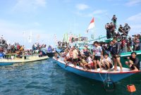Ribuan wisatawan memadati Pantai Pagatan saat puncak Pesona Budaya Mappanre Ri Tasi’e 2026 di Kecamatan Kusan Hilir, Tanah Bumbu, Minggu (26/04/2026).
