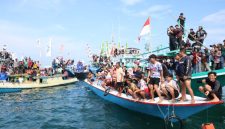 Ribuan wisatawan memadati Pantai Pagatan saat puncak Pesona Budaya Mappanre Ri Tasi’e 2026 di Kecamatan Kusan Hilir, Tanah Bumbu, Minggu (26/04/2026).