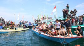 Ribuan wisatawan memadati Pantai Pagatan saat puncak Pesona Budaya Mappanre Ri Tasi’e 2026 di Kecamatan Kusan Hilir, Tanah Bumbu, Minggu (26/04/2026).