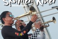 Personel Skamen Rider memainkan alat musik tiup saat tampil membawakan lagu ska dalam sebuah penampilan panggung.