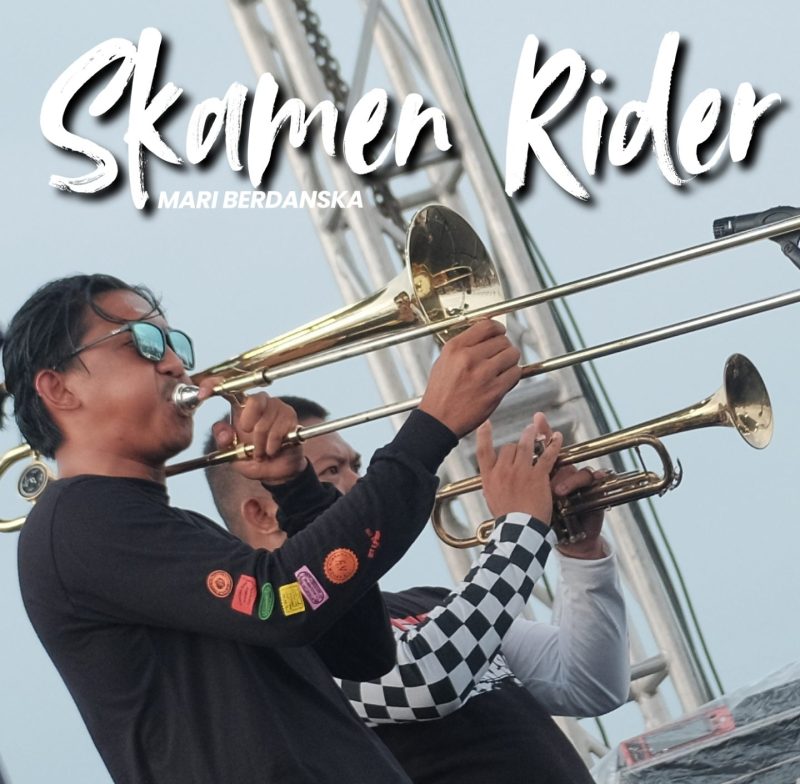 Personel Skamen Rider memainkan alat musik tiup saat tampil membawakan lagu ska dalam sebuah penampilan panggung.