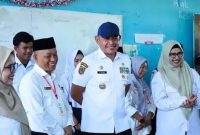 Bupati Tanah Laut Rahmat Trianto bersama jajaran saat meninjau SMPN 1 Kurau dalam ajang Lomba Sekolah Sehat Kalsel (Foto Istimewa)