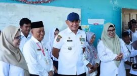 Bupati Tanah Laut Rahmat Trianto bersama jajaran saat meninjau SMPN 1 Kurau dalam ajang Lomba Sekolah Sehat Kalsel (Foto Istimewa)