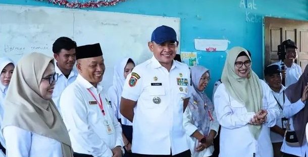 Bupati Tanah Laut Rahmat Trianto bersama jajaran saat meninjau SMPN 1 Kurau dalam ajang Lomba Sekolah Sehat Kalsel (Foto Istimewa)