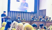 Rapat paripurna DPRD Tanah Bumbu saat penyampaian Rancangan Peraturan Daerah (Raperda) oleh Wisnu Wardhana mewakili Bupati Tanah Bumbu Andi Rudi Latif di ruang sidang utama DPRD, Senin (18/05/2026).